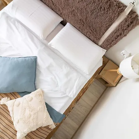 Apartman Season Surprise Apartment, By Cohost *