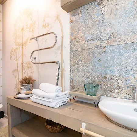 Season Surprise Apartment, By Cohost Palanga