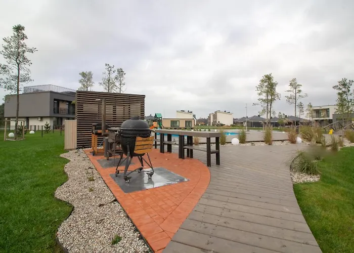 Season Surprise Apartment, By Cohost Apartment *