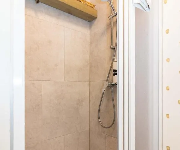 Season Surprise Apartment, By Cohost Apartment *