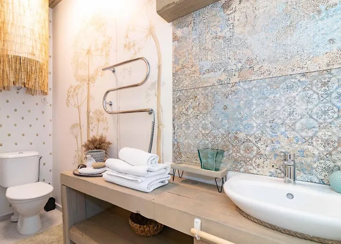 Season Surprise Apartment, By Cohost Palanga